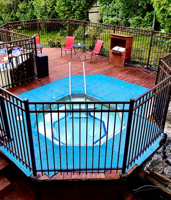 Hot Tub Jacuzzi and Sun Deck